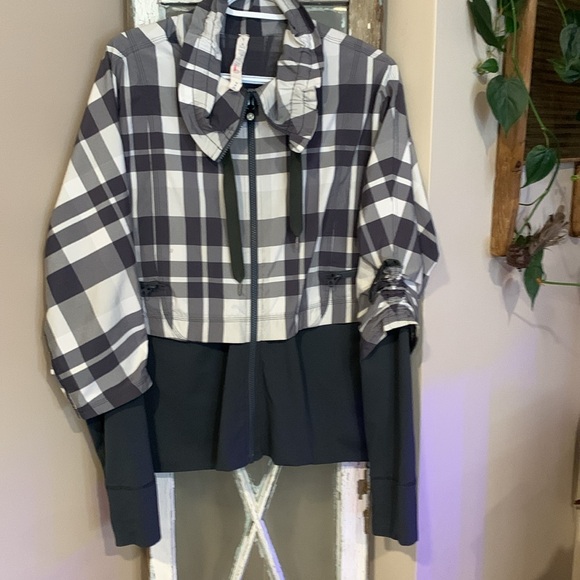 Rare Find Size 12 Lululemon Seek The Peek Running Jacket! - Picture 5 of 13